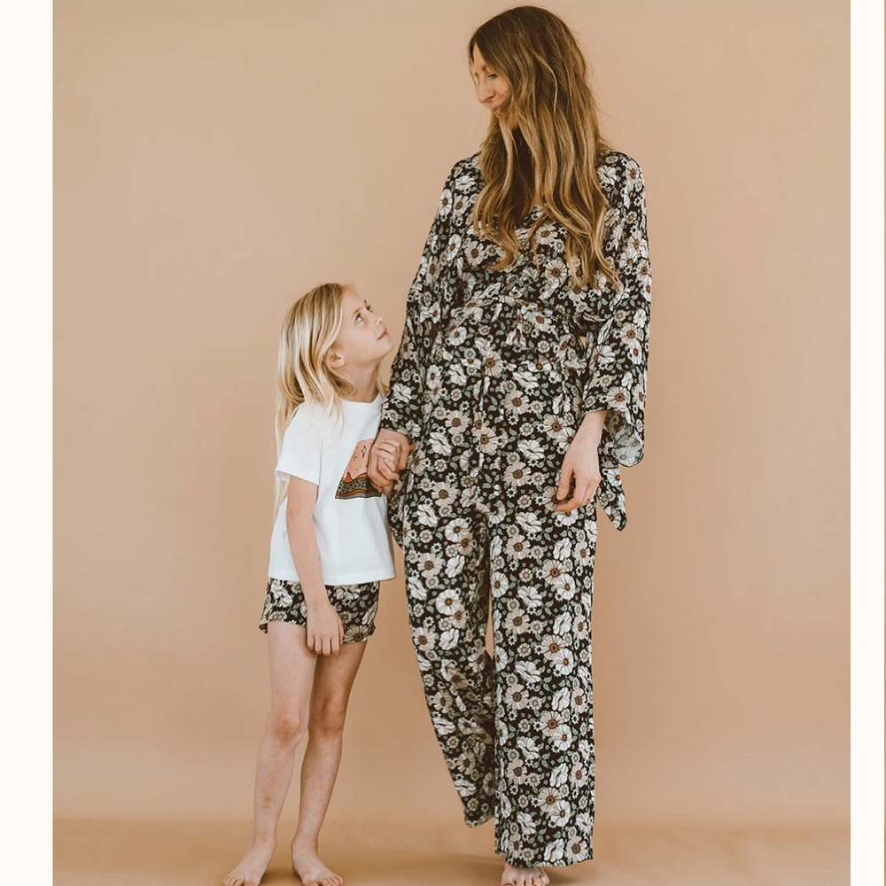 Daisy Pants lightweight Size Medium.